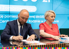 Łukasz Prokorym i Wiesława Burnos podpisują umowy.
