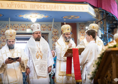 czterech duchownych przed nimi młody mężczyzna trzyma otwartą księgę