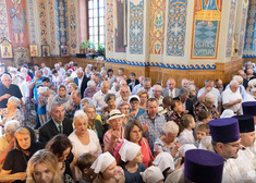 Grupa wiernych podczas modlitwy w cerkwi
