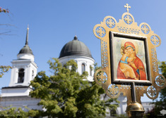 Ikona Maryi z dzieciątkiem, w tle kopuła cerkwi