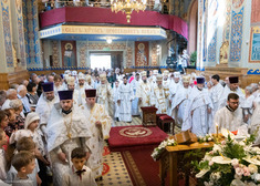 Grupa duchownych prawosławnych w cerkwi