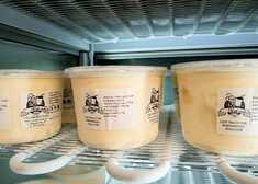lody smietankowe w pojemnikach umieszczone w lodówce z etykietą