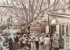 stare zdjęcie czarno białe z tłumem ludzi ustawionych w kolejce przed lodziarnią