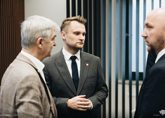 Krzysztof Truskolaski rozmawia z Bogdanem Dyjukiem.