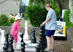 Dziecko gra z dorosłym w szachy.