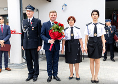 marek malinowski pozuje do zdjęcia z przedstawicielami straży.