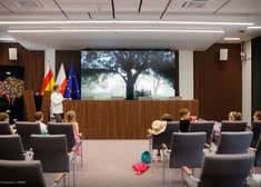 Dzieci oglądają salę konferencyjną urzędu marszałkowskiego.
