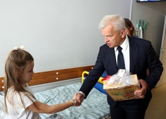 Jacek Piorunek podaje dłoń dziecku.