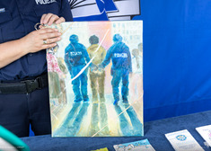 Malunek przedstawiający policjantów.
