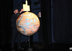 globus i dwoje aktorów na scenie