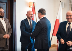 Marszałek Łukasz Prokorym wita się z Ambasadorem Chorwacji