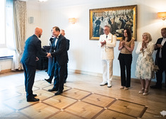Marszałek składa deklarację na ręce Ambasadora Chorwacji z okazji narodowego święta