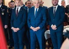 Na pierwszym planie stoją od lewej wojewoda podlaski, prezydent Białegostoku oraz marszałek Łukasz Prokorym