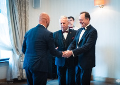 Marszałek składa gratulacje ambasadorowi. Między nimi stoi Wojciech Strzałkowski, Honorowy Konsul Republiki Chorwacji