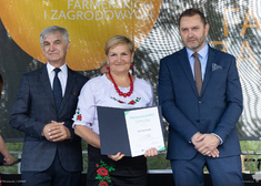 laureatka konkursu Agro Mistrz w ludowym stroju, trzyma przed sobą dyplom; obok niej Bogdan Dyjuk  