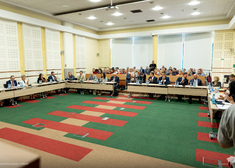 Zebrani uczestnicy debaty na sali