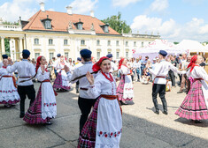 Zespoły ludowe tańczą na placu Pałacu Branickich