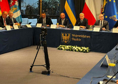 Marszałkowie województw siedzą za stołem prezydialnym