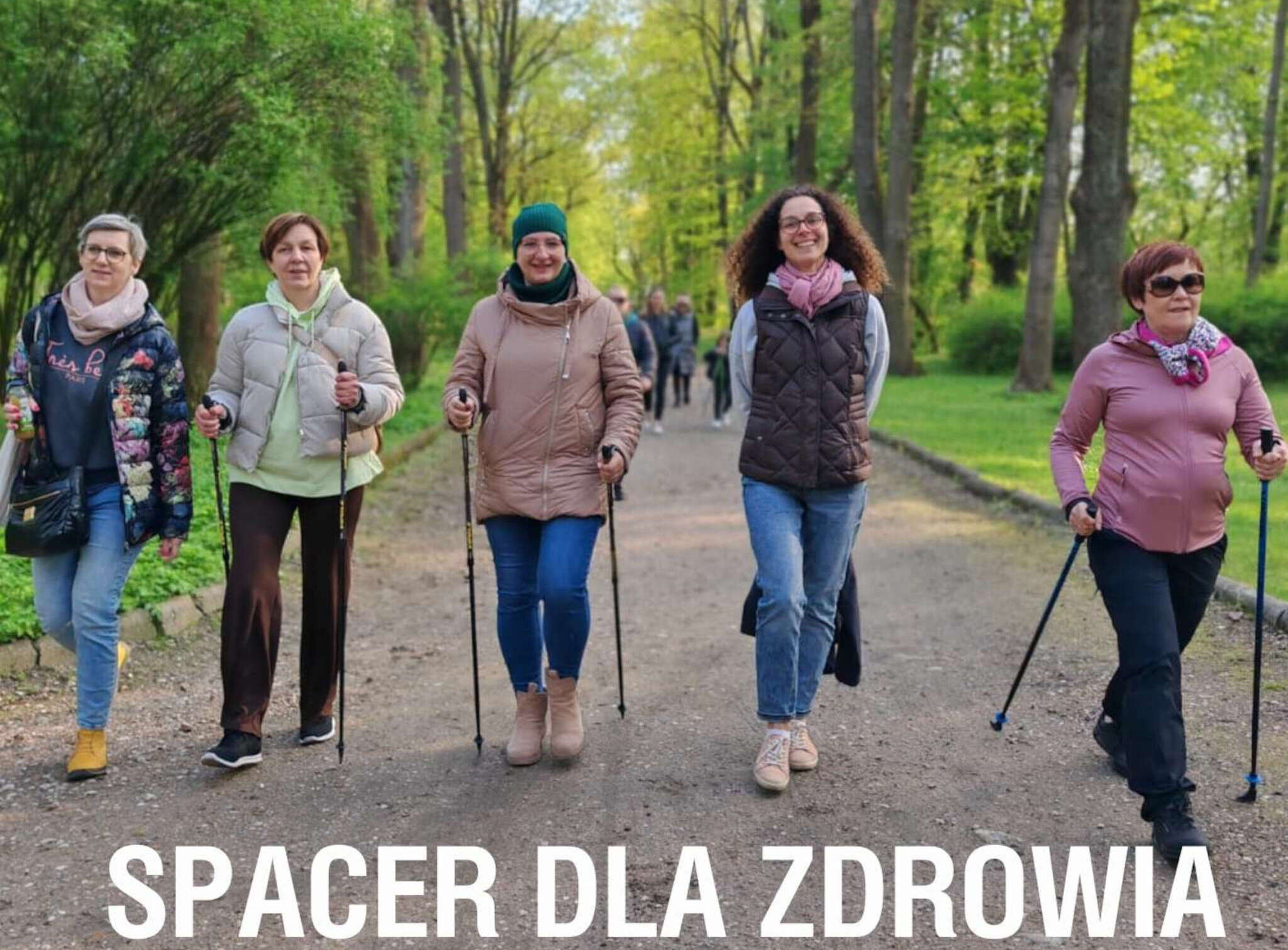 plakat wydarzenia przedstawiający spacerujące osoby.