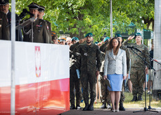 Żołnierze salutują stojąc.