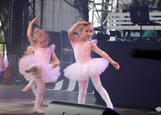 Dwie dziewczynki w trakcie tańca.