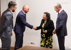 Marszałek Łukasz Prokorym wita się z ambasador Malty w towarzystwie dwojga osób