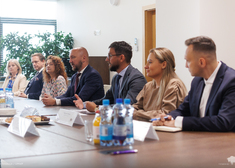 Marszałek, rektorzy uczelni wyższych oraz przedstawiciele urzędu marszałkowskiego siedzą za stołem