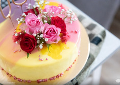 Kolorowy tort z kwiatami