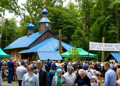 Tłum wiernych stoi przed cerkwią