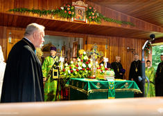 Duchowni stoją wokół ołtarza