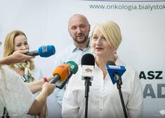 Wiesława Burnos przemawia do mikrofonów.