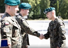 Generał dywizji gratuluje żołnierzowi