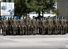 Żołnierze stoją w zwartym szeregu na placu apelowym