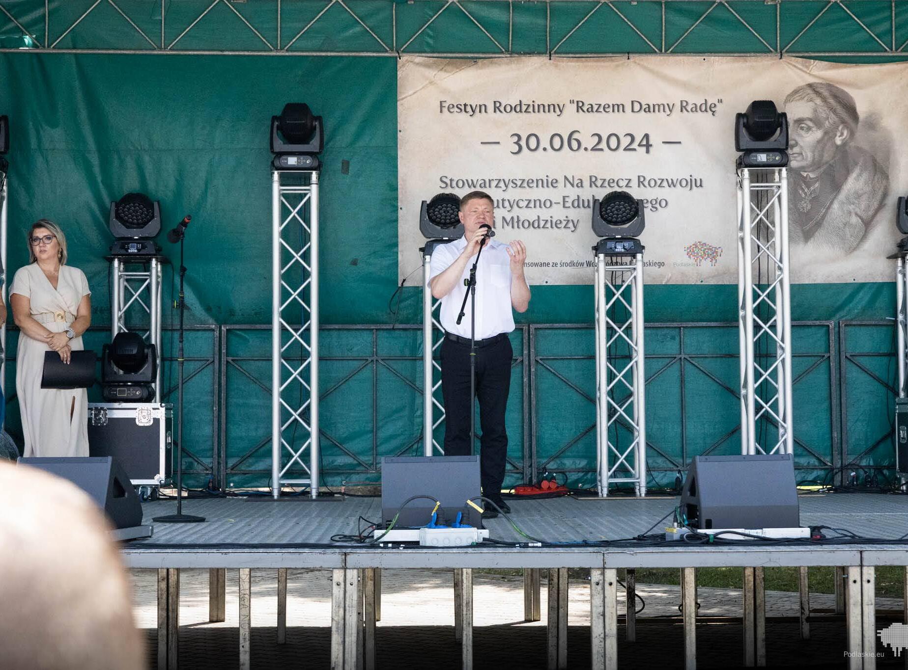 Marek Malinowski przemawia na scenie.
