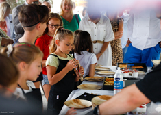 Dzieci uczestniczą w warsztatach kulinarnych