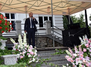 Jacek Piorunek, członek zarządu przemawia ze sceny