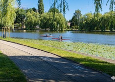 Dwie osoby pływają w kajaku w rzece
