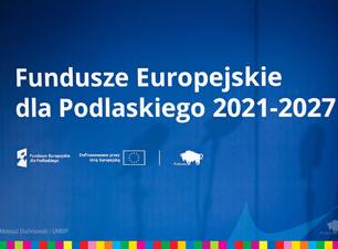 Niebieska plansza z napisem "Fundusze Europejskie dla Podlaskiego 2021-2027"