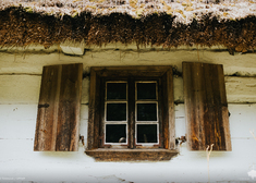 Okno drewnianego domu.