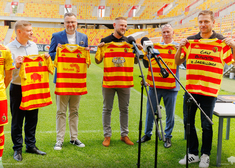 Pięciu mężczyzn trzyma w rękach koszulki piłkarskie