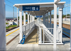 Podjazd dla niepełnosprawnych na peron.