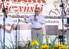 Burmistrz Drohiczyna mówi przez mikrofon ze sceny