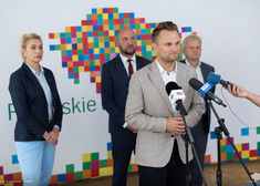 Krzysztof Truskolaski przemawia do mikrofonu.