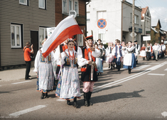 Uczestnicy festiwalu idą z flagami.