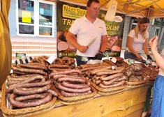 stoisko za nim wlasciciele kobieta i mezczyzna podczas sprzedaży