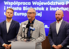 Mężcyzna przemaiwa do mikrofonu