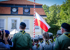 Harcerze stoją przed sztandarem.