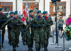 Żołnierze maszerują w formacji.