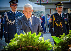 Prezydent Truskolaski kładzie wieniec.