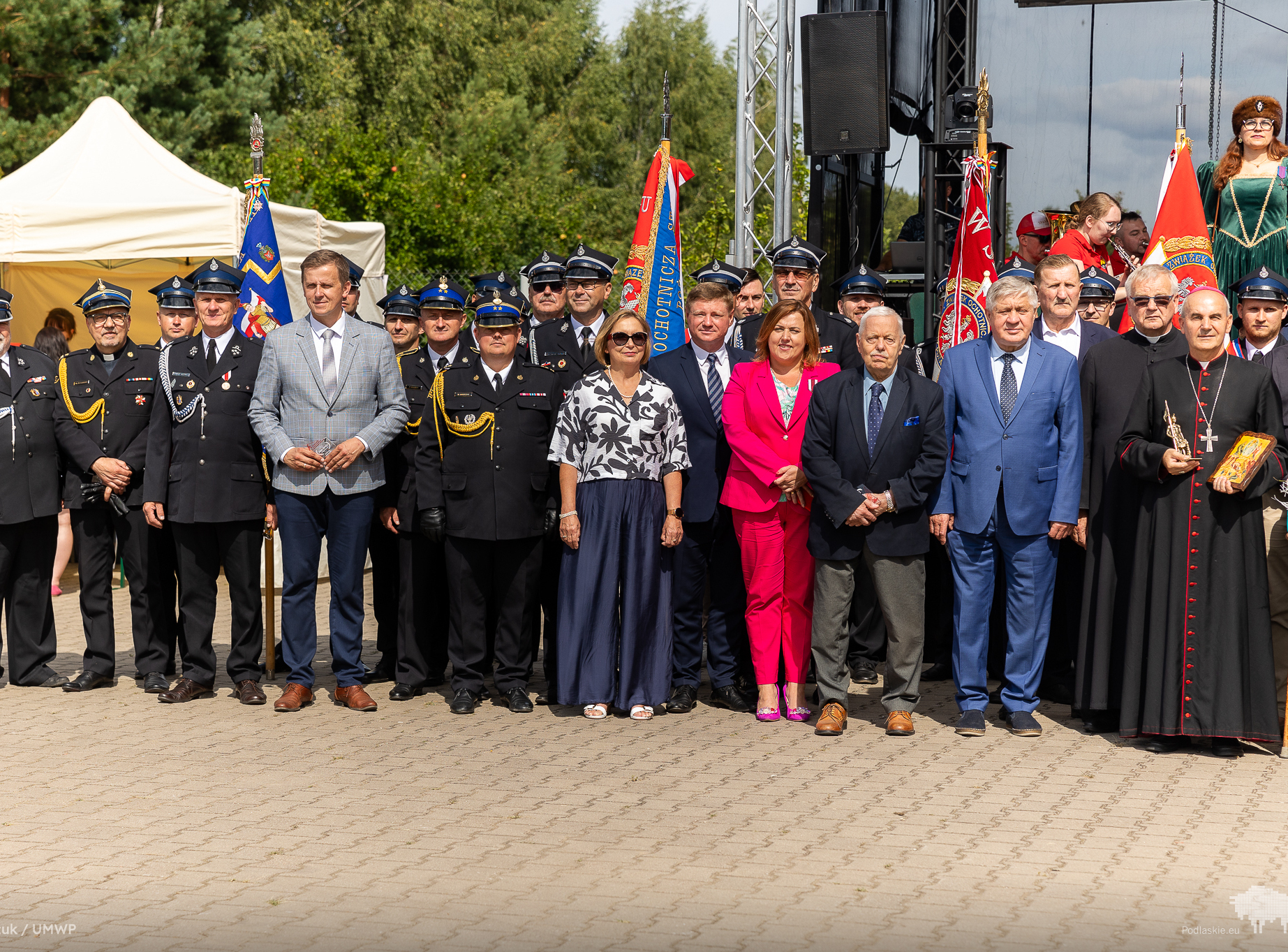 Duża grupa ludzi ustawiona do wspólnego zdjęcia